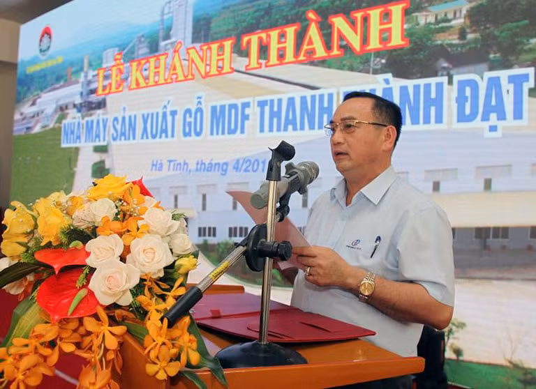 Ông Trần Quang Luận - Chủ tịch HĐQT, TGĐ Công ty CP Gỗ MDF Thanh Thành Đạt cảm ơn sự đồng hành, chia sẻ của chính quyền và nhân dân địa phương tỉnh Hà Tĩnh