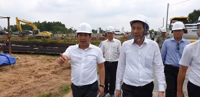 Ông Hồ Minh Hoàng - Chủ tịch HĐQT Tập đoàn Đèo Cả (trái) giới thiệu với đồng chí Thuận Hữu - Ủy viên Trung ương Đảng, Tổng biên tập Báo Nhân dân, Phó Trưởng ban Tuyên giáo Trung ương, Chủ tịch Hội nhà báo Việt Nam (Ảnh: báo Giao Thông)