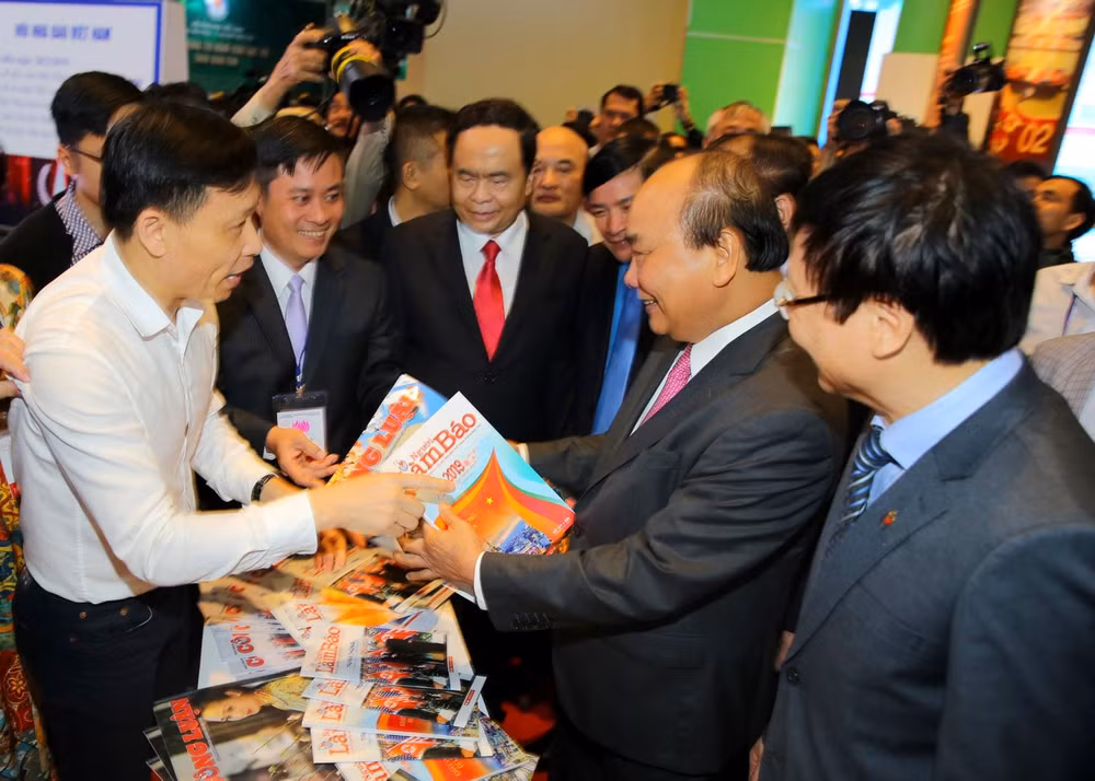 Thủ tướng Chính phủ Nguyễn Xuân Phúc thăm quan gian trưng bày của LCH Nhà báo Cơ quan Trung ương Hội Nhà báo Việt Nam tại Hội Báo toàn quốc 2019 (Ảnh: Sơn Hải)
