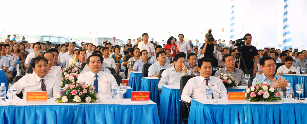 Các đại biểu tham dự lễ khởi công bệnh viên quốc tế TTH Hà Tĩnh