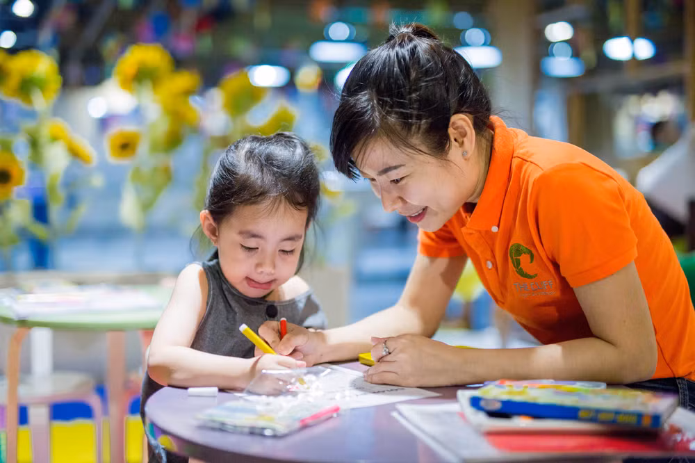 Nhiều hoạt động hướng tới trẻ em như trồng cây, học bơi, học vẻ... thường xuyên được tổ chức.