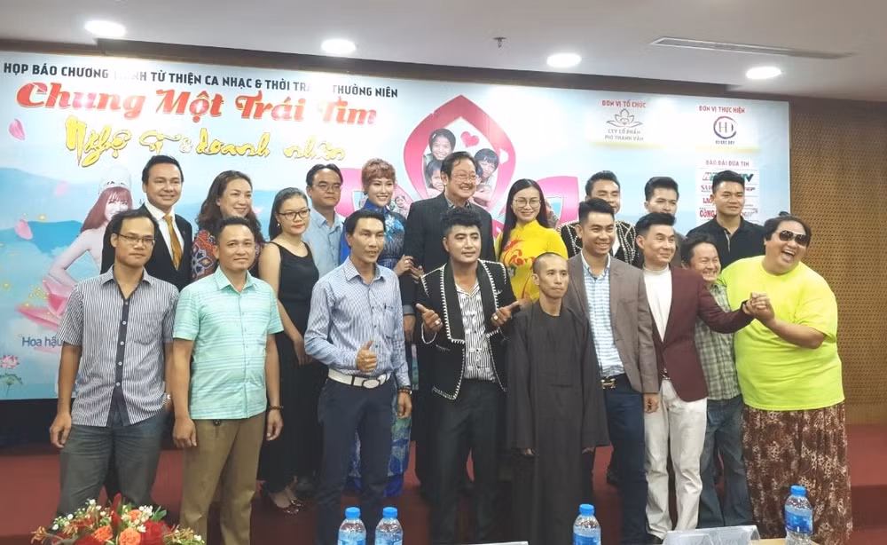 Đông đảo các nghệ sĩ, doanh nhân và báo giới có mặt trong ngày ra mắt Câu lạc bộ 