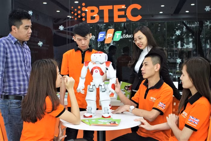 Trường FPT đưa Robot NAO tư vấn hướng nghiệp cho sinh viên BTEC FPT