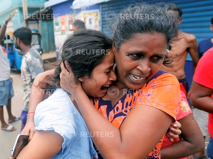Người dân Sri Lanka bàng hoàng trước vụ tấn công hôm 21/4. Ảnh: Reuters
