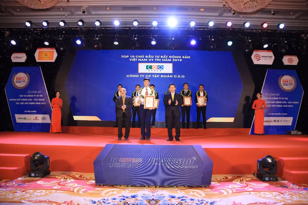 Tập đoàn CEO được vinh danh TOP 10 chủ đầu tư bất động sản Việt Nam uy tín Lễ công bố Top 10 Công ty uy tín ngành Bất động sản – xây dựng – vật liệu xây dựng năm 2019.