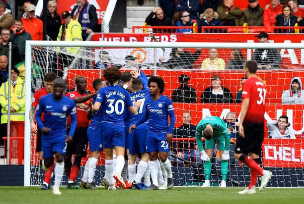 Các cầu thủ Chelsea ăn mừng bàn thắng gỡ hòa của Alonso. Ảnh: Getty