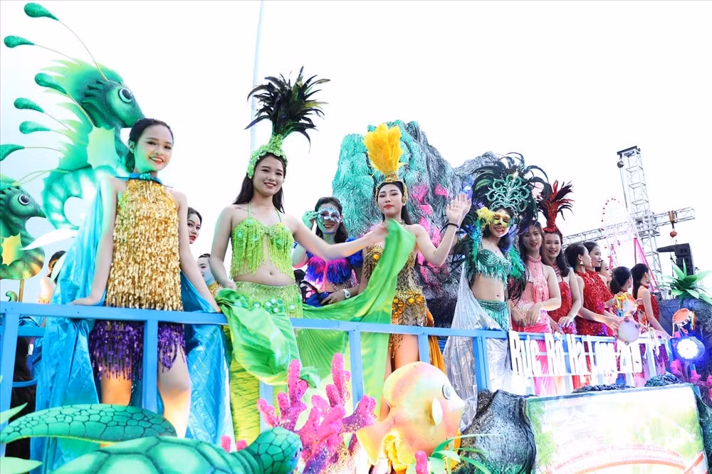 Diễu hành tại Carnaval Hạ Long 2019. Ảnh: T.L