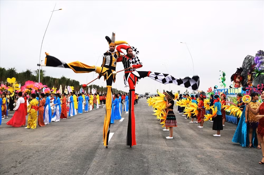 Các nghệ sĩ trình diễn tại Carnaval Hạ Long 2019. Ảnh: T.L