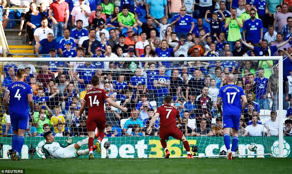 James Milner ấn định chiến thắng 2 - 0 cho The Kop. Ảnh: Reuters