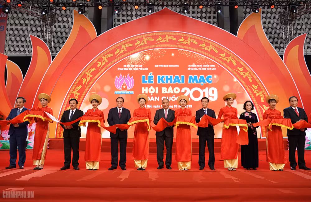 Thủ tướng Chính phủ Nguyễn Xuân Phúc cùng các đại biểu cắt băng khai mạc Hội Báo toàn quốc 2019. Ảnh: TT