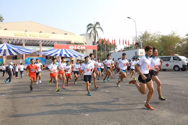 Các VĐV nam xuất phát thi đấu cự ly 7km