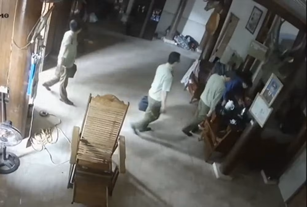 Hình ảnh các cán bộ QLTT Nghệ An vào nhà ông Hùng kiểm tra và xảy ra việc nhận hối lộ
