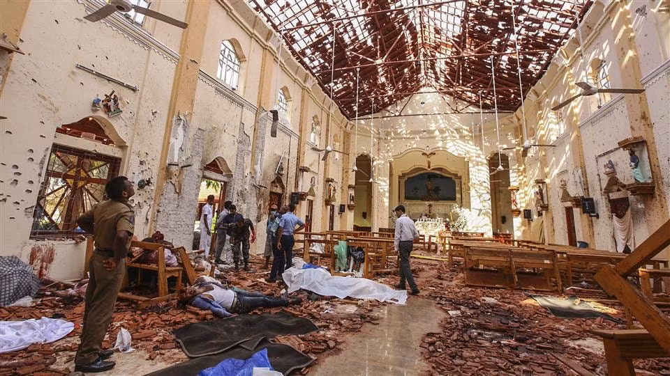 Cảnh sát tại một nhà thờ bị đánh bom ở Sri Lanka. Ảnh: WSJ