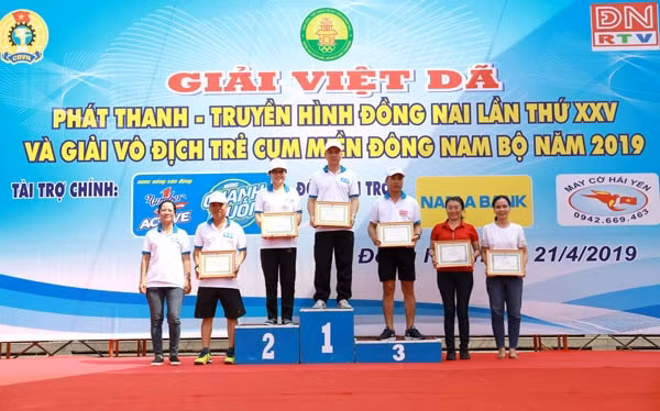Ban tổ chức trao giải cho các đơn vị giành thứ hạng cao nội dung chạy đều tập thể khối cơ quan công đoàn viên chức, các trường chuyên nghiệp