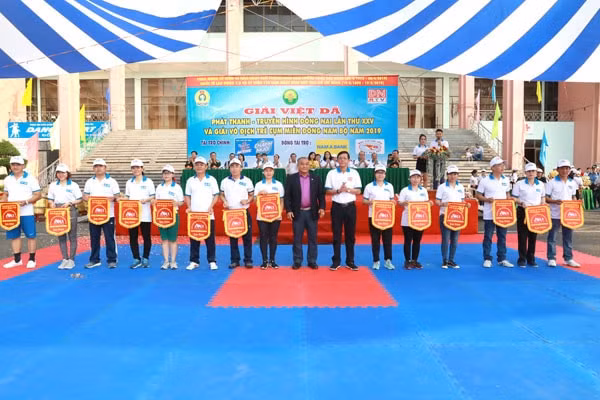 Ban tổ chức trao cờ lưu niệm cho các đơn vị tham dự giải.