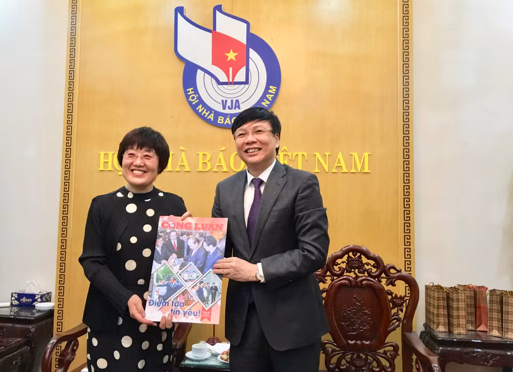 Phó Chủ tịch Thường trực Hội Nhà báo Việt Nam Hồ Quang Lợi giới thiệu Đoàn đại biểu Hội Nhà báo Toàn Trung Quốc về báo Nhà báo & Công Luận - Cơ quan ngôn luận của Hội Nhà báo Việt Nam, là diễn đàn của giới báo chí cả nước. Ảnh: Hoàng Huy