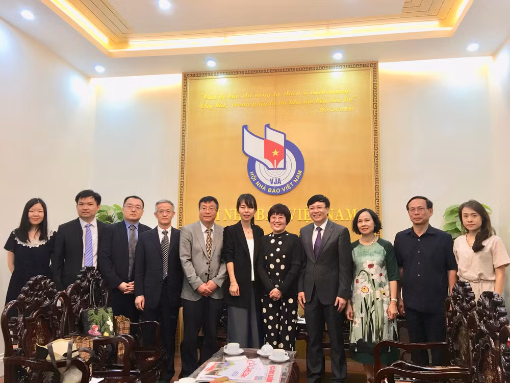 Đoàn đại biểu Hội Nhà báo toàn Trung Quốc và lãnh đạo Hội Nhà báo Việt Nam chụp ảnh lưu niệm. Ảnh: Hoàng Huy