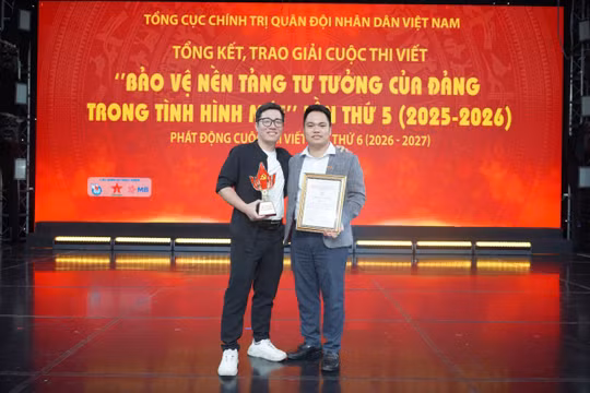 Tác giả Nguyễn Văn Thắng (bên trái) tại Lễ trao giải Cuộc thi viết chính luận về bảo vệ nền tảng tư tưởng của Đảng lần thứ 5 (2025-2026).