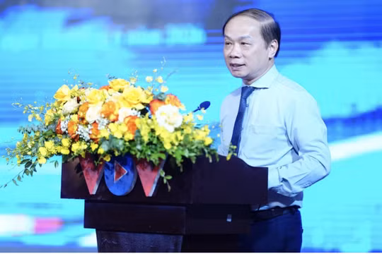 Báo chí cần chuyển từ 'cơ quan thông tin' sang 'cơ quan dẫn dắt thông tin'