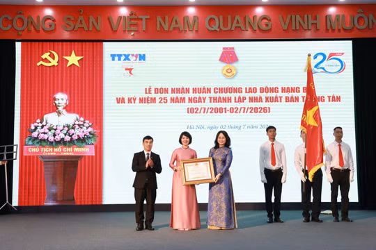 Nhà xuất bản Thông tấn kỷ niệm 25 năm thành lập, đón nhận Huân chương Lao động hạng Ba