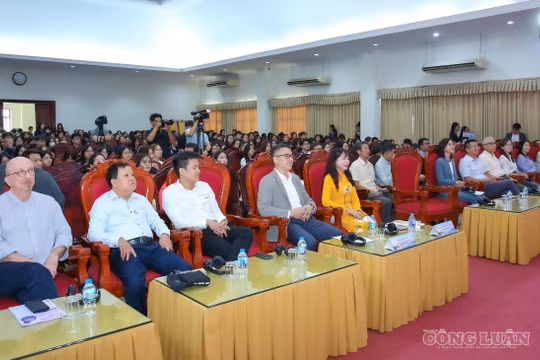 Khoảng cách số trong kỷ nguyên AI: Làm thế nào để không ai bị bỏ lại phía sau?