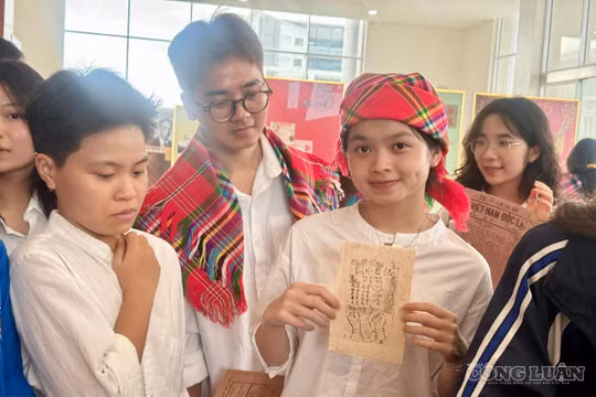 Dấu mực trên mặt đá