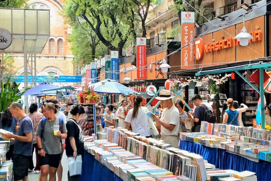 Khoảng trống pháp lý phía sau những không gian đông người đọc