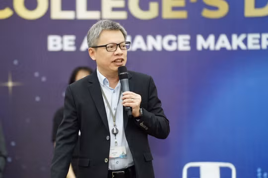 Khi thông tin trở nên dư thừa, báo chí còn lại gì?