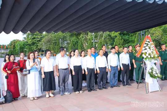 Hội Nhà báo Việt Nam dâng hương tưởng niệm các Anh hùng liệt sĩ tại Thành cổ Quảng Trị