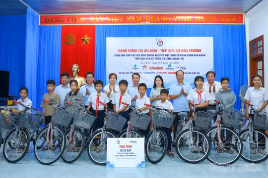 'Hành trình tri ân 2026': Trao 230 suất quà, 50 xe đạp và phòng tin học tại xã Triệu Cơ