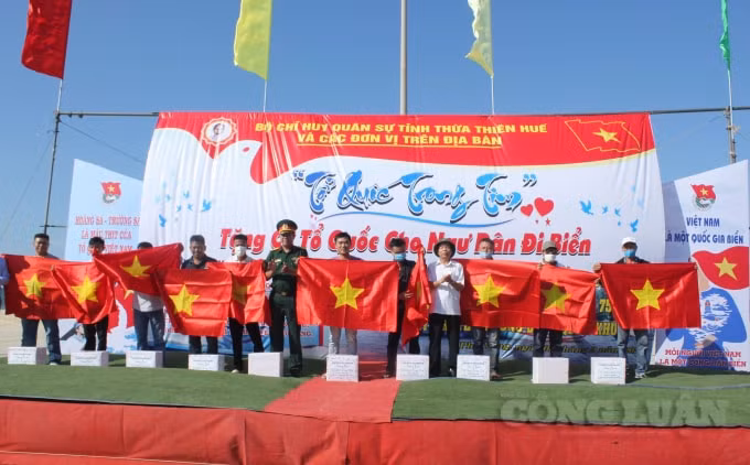 Lễ tặng cờ cho ngư dân.