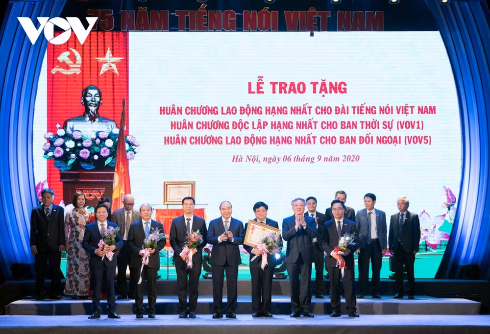 Thủ tướng Nguyễn Xuân Phúc và Chánh án Tòa án Nhân dân tối cao Nguyễn Hòa Bình thay mặt Đảng, Nhà nước trao tặng Huân chương Lao động hạng Nhất cho Đài Tiếng nói Việt Nam.