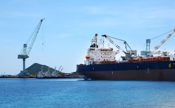 Cảng nước sâu tại Khu kinh tế Vân Phong