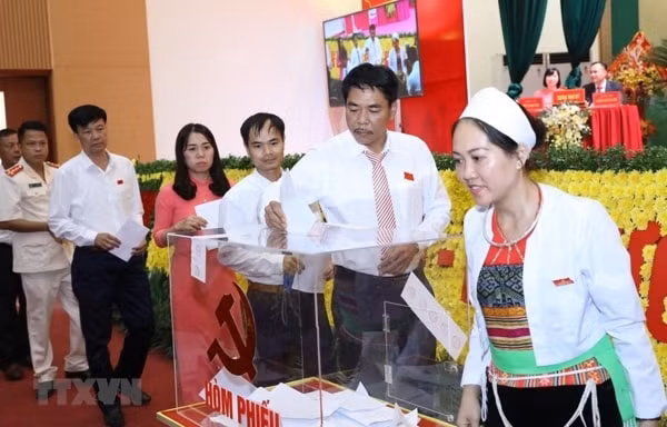 Các đại biểu bỏ phiếu bầu Ban Chấp hành Đảng bộ huyện Quốc Oai, (TP Hà Nội) nhiệm kỳ 2020-2025. Ảnh: TTXVN