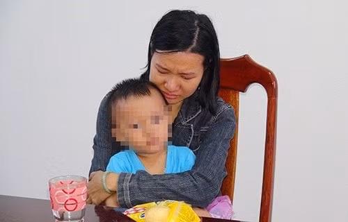 Sau khi lừa được hơn 72 tỷ đồng, nữ đầu nậu đã ôm con đến công an đầu thú. Ảnh: cơ quan công an