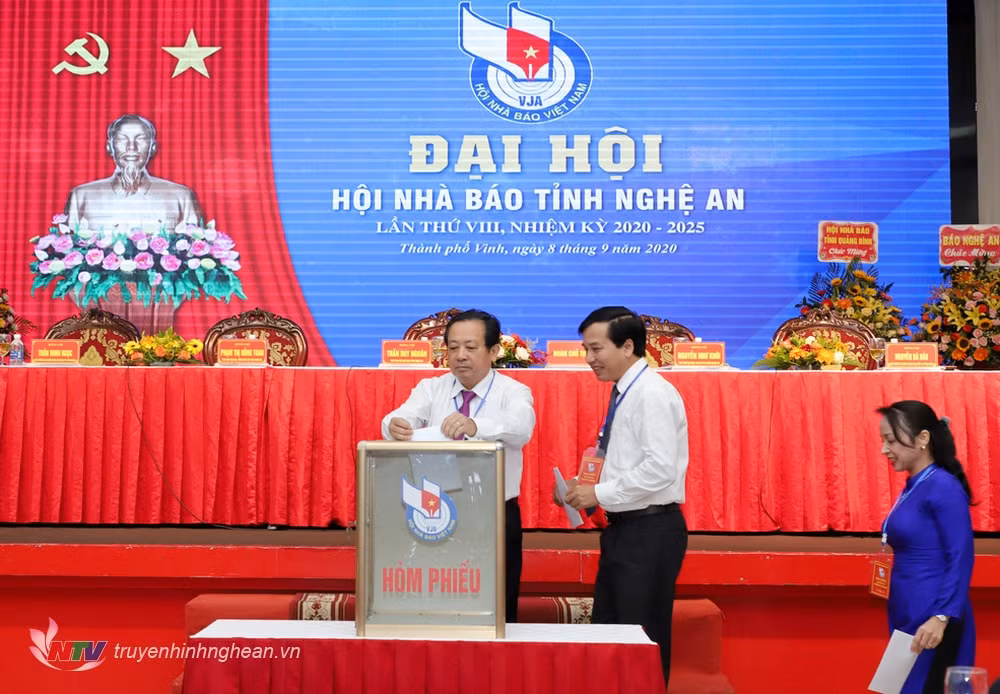 Đoàn Chủ tịch Đại hội bỏ phiếu bầu Ban Chấp hành khóa VIII.