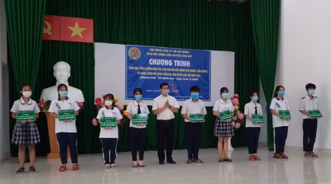 Hàng năm EVNHCMC đều ưu tiên phối hợp với các tổ chức, trường học dành tặng một số học bổng để tiếp sức các em đến trường.