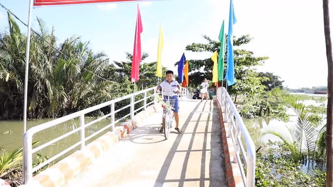 Cuộc sống của bà con tốt hơn khi có cây cầu mới