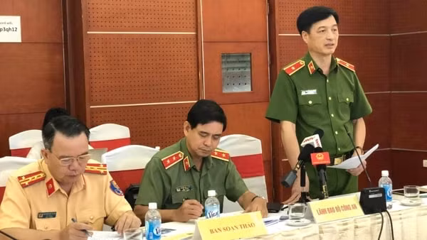 Thứ trưởng Bộ Công an Nguyễn Duy Ngọc trình bày Báo cáo tại phiên họp, chiều 7/9
