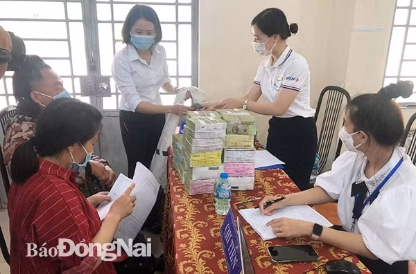 Huyện Long Thành chi trả tiền bồi thường, hỗ trợ đợt 5 cho người dân vào sáng ngày 8/9. Ảnh: Báo Đồng Nai