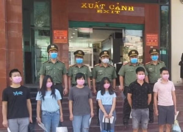 Nhóm 6 người Trung Quốc bị trục xuất về nước