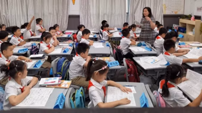 Học sinh tham gia lớp học tại trường tiểu học Changchun Street vào ngày 4 tháng 9: Khoảng 3.600 trẻ em đã trở lại trường học kể từ ngày 1 tháng 9. Ảnh: CK Tan/Nikkei