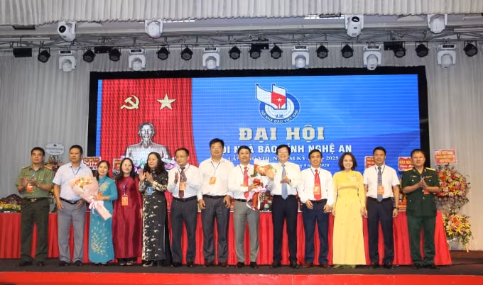 Các đại biểu tặng hoa chúc mừng Ban Chấp hành Hội Nhà báo tỉnh Nghệ An nhiệm kỳ 2020 - 2025