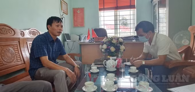 Ông Lê Hùng Đỉnh (bên trái) – Chủ tịch UBND xã Tế Nông cho biết, phụ huynh không nên cho các cháu đi tới tập trung tại trường cũ vì việc đó làm ảnh hưởng tới sự trong sáng của các cháu