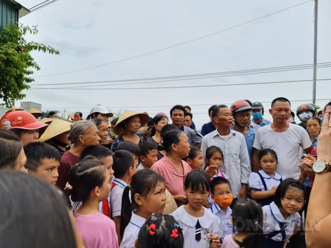 Nhiều phụ huynh và học sinh tập trung đông tại trường tiểu học Tế Tân cũ sáng ngày 7/9