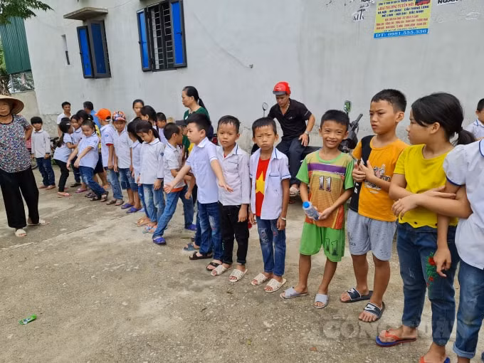 Nhiều phụ huynh yêu cầu các em xếp hàng đứng ở ngõ ra vào trường