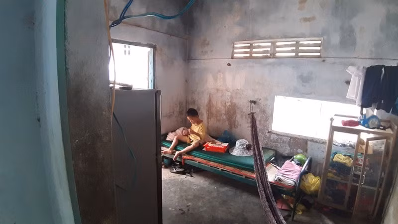 Căn nhà cấp 4 cũ nát của bà nội bé Phi Long, nơi bé sống cùng bà nội bị tai biến và người bác bị tâm thần. Ảnh: Thanh Sơn