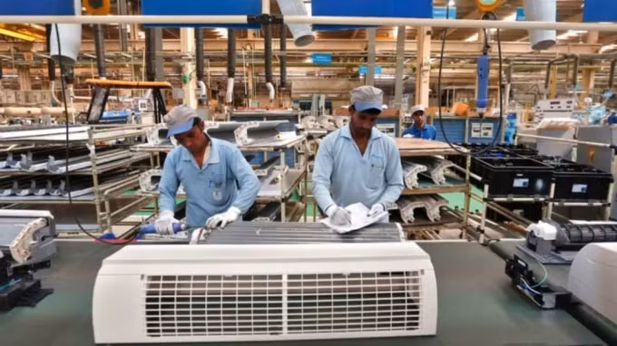 Công nhân lắp ráp máy điều hòa không khí cho Daikin Industries của Nhật Bản tại một nhà máy ở Neemrana, Ấn Độ. Ảnh: Reuters