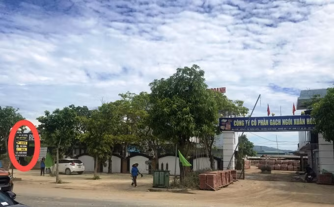 Treo biển ăn sáng, cà phê lấn chiếm hành lang an toàn giao thông (vị trí vòng đỏ)