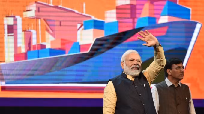 Thủ tướng Narendra Modi vẫy tay chào tại lễ kỷ niệm 150 năm thành lập Kolkata Port Trust vào ngày 12/1 ở Kolkata, Ấn Độ. Ảnh: Getty